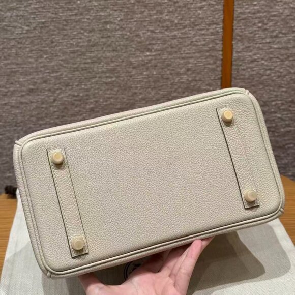 Classic Hermes Bag: A Stylish and Versatile Choice for Elegance - Picture 6 of 6